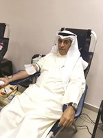 النائب عادل الخرافي خلال التبرع بالدم ﻿