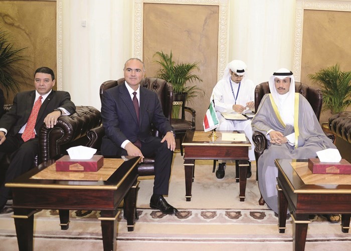 الرئيس الغانم اثناء استقباله وزير الزراعة المكسيكي خوسيه ادواردو كالسادا والوفد المرافق له﻿