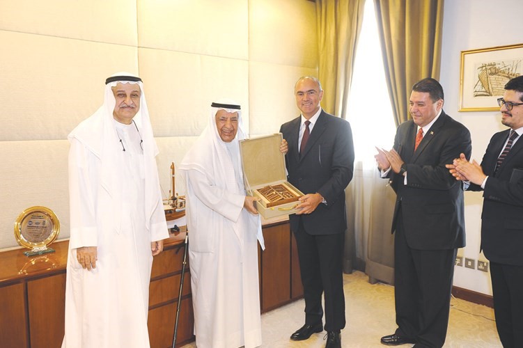 علي الغانم مقدما هدية تذكارية للوزير المكسيكي 