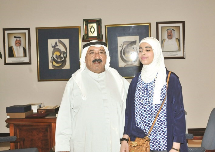 الشيخ ناصر صباح الاحمد مستقبلا الطالبة جوري العازمي 