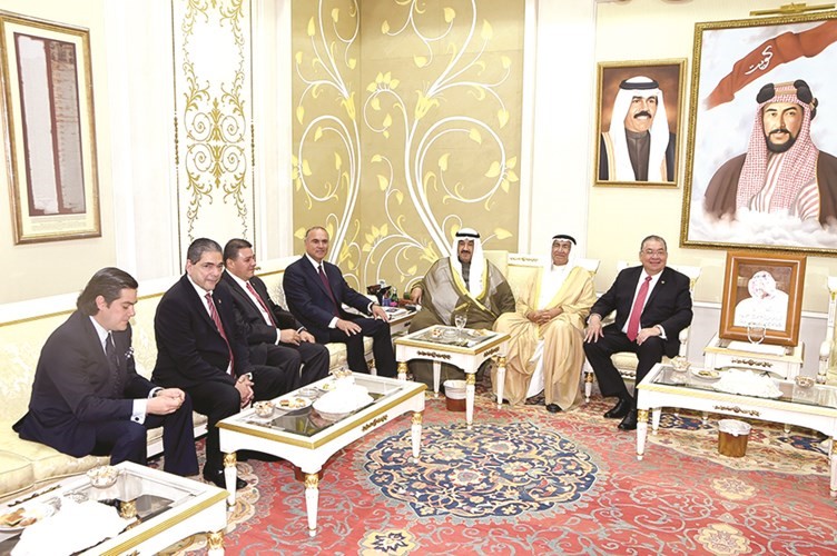 سمو الشيخ ناصر المحمد مستقبلا وزير الزراعة المكسيكي دخوسيه كالسادا والوفد المرافق 