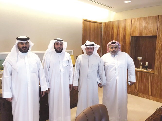 النائب فيصل الكندري متوسطا رئيس واعضاء حملة متى نسكن