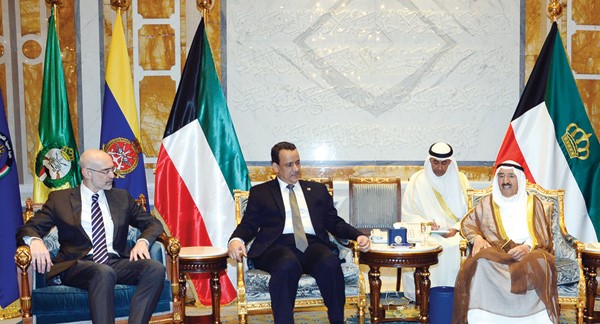 صاحب السمو الامير الشيخ صباح الاحمد لدى استقباله مبعوث الامم المتحدة الى اليمن اسماعيل ولد الشيخ احمد