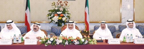 سمو رئيس مجلس الوزراء الشيخ جابر المبارك مترئسا اجتماع المجلس الاعلى للتخطيط والتنمية بحضور وزير شؤون الديوان الاميري الشيخ ناصر صباح الاحمد والشيخ دمحمد الصباح والوزيرين انس الصالح والشيخ سلمان الحمود