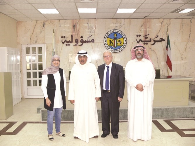 الزميلان عدنان الراشد وجاسم كمال مستقبلين رئيس تحرير البانيان ديلي نيوز غنس ملوياوالزميلة عهد الشهري
