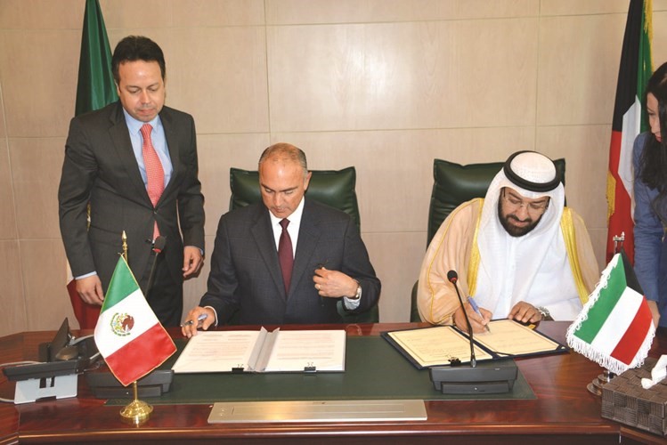 دعلي العمير ووزير الزراعة المكسيكي يوقعان الاتفاقية 
