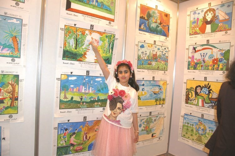 طالبة امام لوحاتها