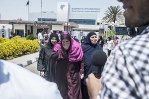 اقارب بعض الضحايا وقد خيم عليهم الحزن في مطار القاهرة الدولي امسافپ