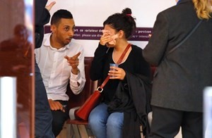 قريبة احد الضحايا منهارة في مطار شارل ديغول امس اپ