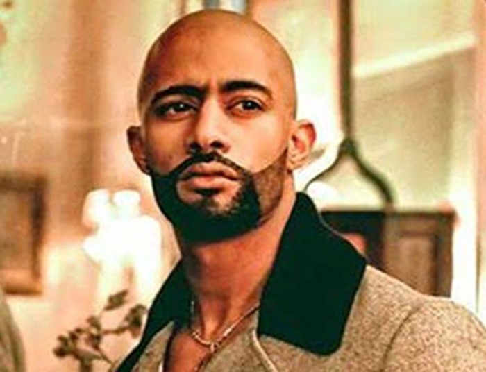 بالفيديو.. غرفة أموال فنان مصري مليئة بالدولارات ..ويتطلب من جمهورة قراءة المعوذتين !