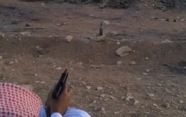 بالفيديو.. سعودي يصوّب مسدسه على غطاء قارورة زجاجية ويصيبها بمهارة عالية