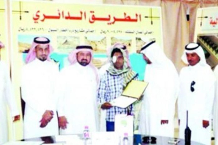 صورة: مراهقون في السعودية يقتلعون عين عامل نظافة ..والشرطة تلاحقهم !