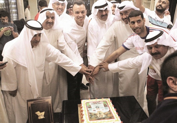 قطع كيكة شادي الهمامي بحضور عبدالعزيز المرزوق وخالد الغانم