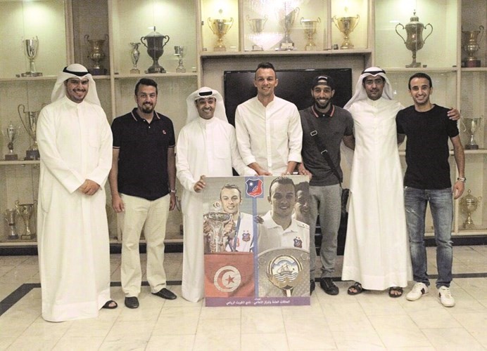 الهمامي مع الجهاز الاداري ولاعبي الابيض عبدالله البريكي وفهد العنزي