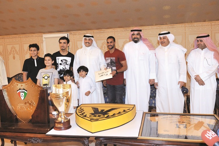النائب السابق محمد براك المطير يكرم فريق الكرة بحضور الشيخ خالد الفهد وبدر المطوع وصالح الشيخ 	قاسم باشا﻿