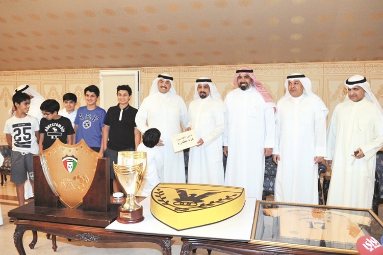 المطير يكرم فريق الطائرة﻿