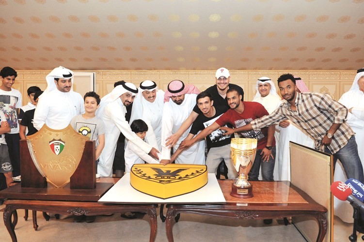 قطع كيكة الاحتفال بانتصارات القدساوية﻿
