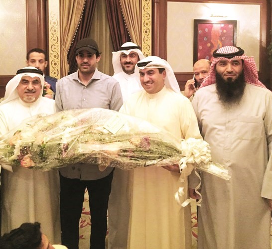 رئيس الوفد عيدان السهلي لدى وصوله واستقباله بالورود من كرم ومسؤولي النادي ﻿