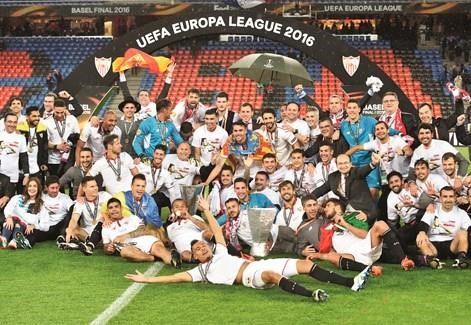 إشبيلية زعيم «يوروبا ليغ»
