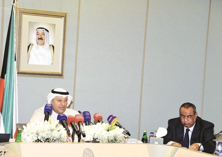 د علي العبيدي متحدثا ويبدو د خالد السهلاوي