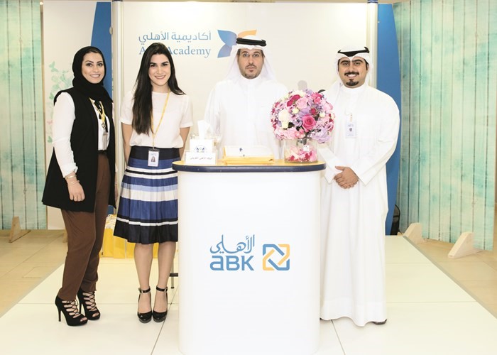دنايف المطيري مدير الجامعة العربية المفتوحة في جناح البنك الاهلي الكويتي﻿