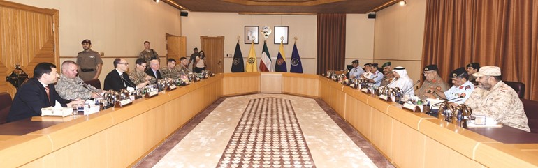 الشيخ خالد الجراح مستقبلا قائد القيادة الاميركية الوسطى الفريق اول جوزيف فوتل والوفد المرافق﻿