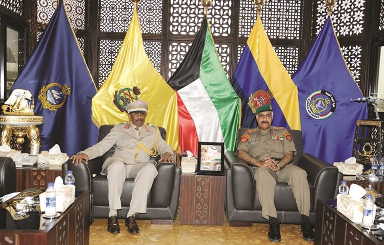 الفريق الركن محمد الخضر مستقبلا رئيس الاركان الصومالي ﻿