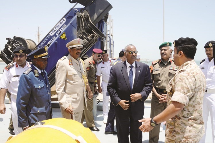 وزير الدفاع الصومالي لدى زيارة قاعدة محمد الاحمد البحرية﻿