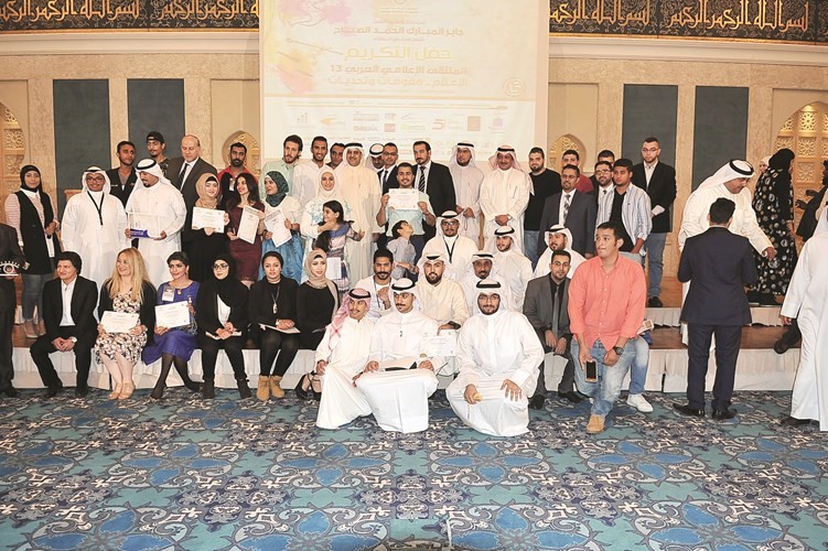 ماضي الخميس في صورة جماعية مع المكرمين في الحفل احمد علي