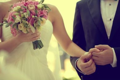 بالفيديو .. عشيقة عريس تقتحم حفل زفافه