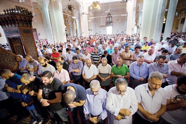 مئات المصريين خلال اداء صلاة الغائب عقب صلاة الجمعة امس على ارواح ضحايا الطائرة المنكوبة بعد التاكد من سقوطها في البحر المتوسط اپ