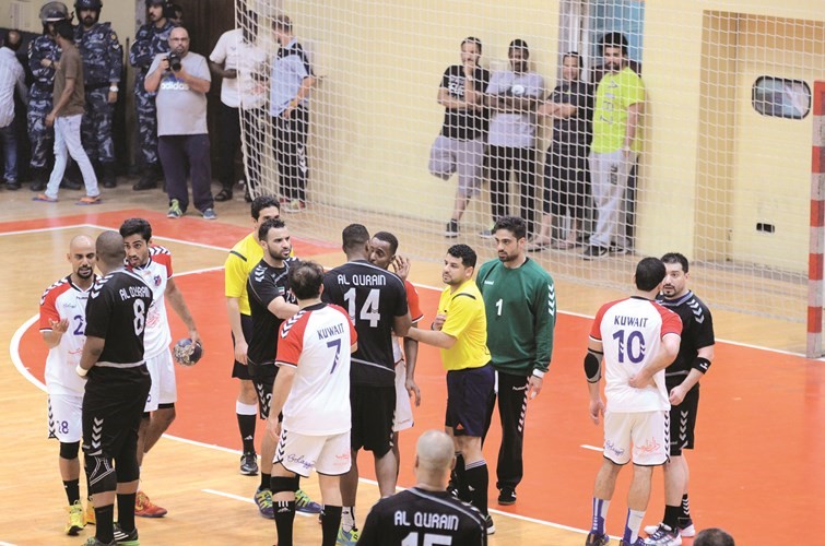 خروج عن النص كاد يوقف المباراة ﻿