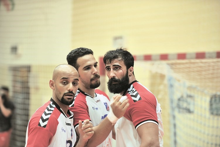 الدماء تسيل من راس محمد الغربللي﻿