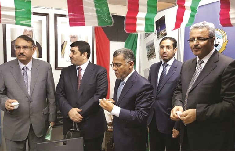 السفير سعد العسعوسي مستقبلا بعض السفراء العرب في الجناح الكويتي