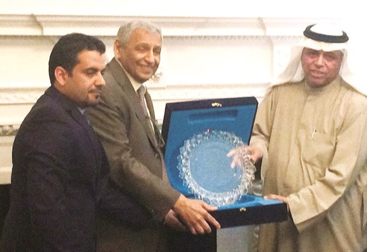 السفير عدنان الخضير مكرما سفيرنا في لندن خالد الدويسان﻿