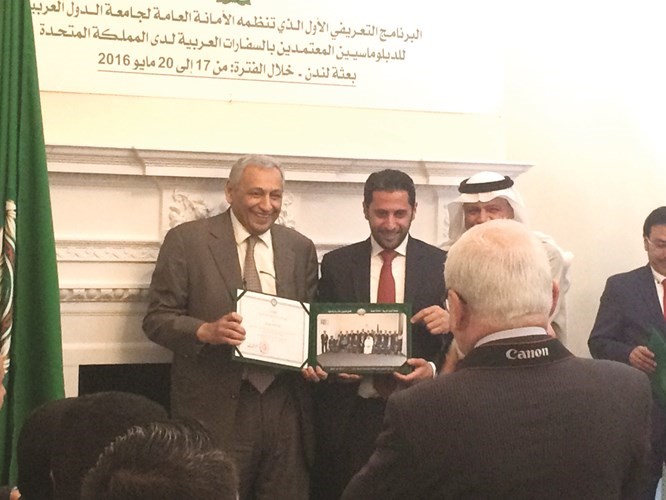 السفير خالد الدويسان خلال تكريم احد الديبلوماسيين ﻿