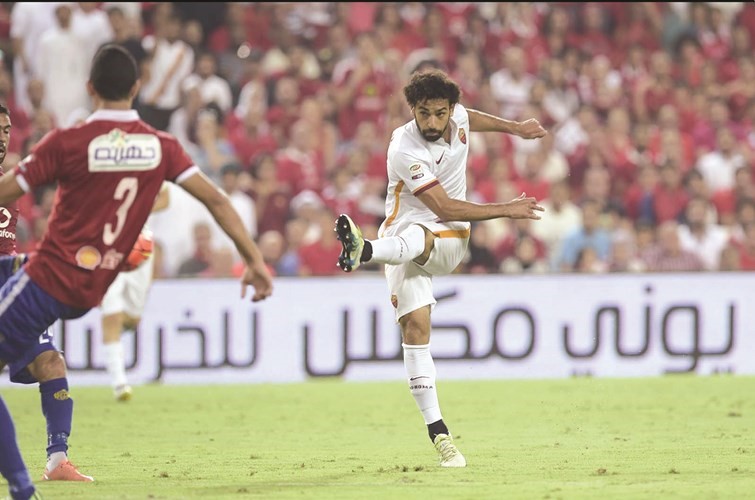 المصري محمد صلاح يسدد على مرمى الاهلي