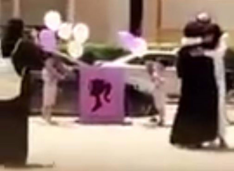 بالفيديو.. شاب سعودي يفاجئ زوجته المتخرجة باحتفال مصغر أمام كليتها