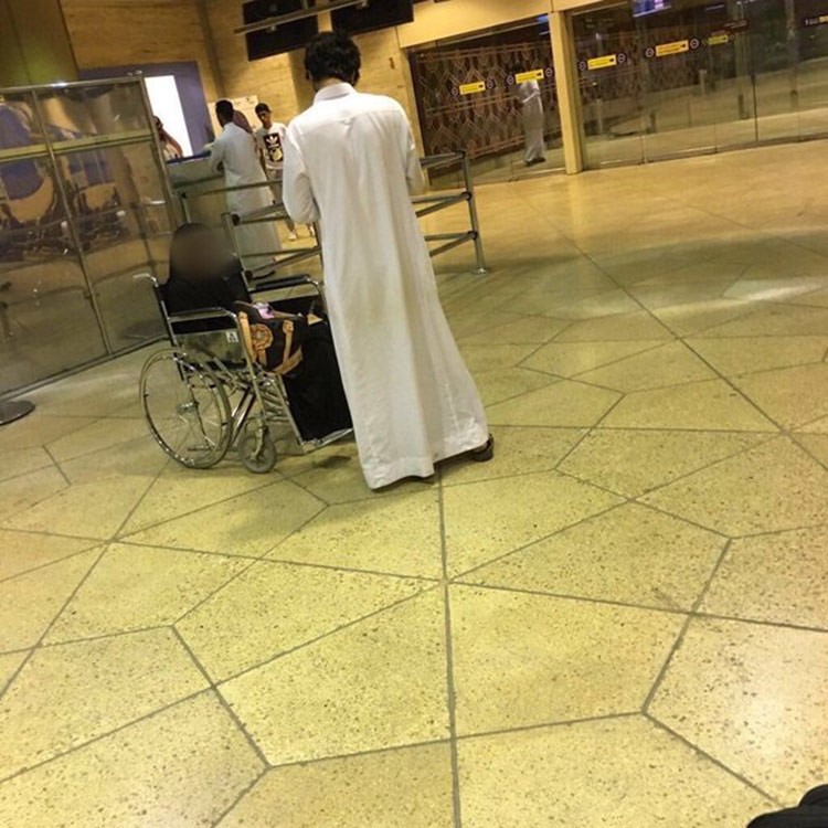 شاهد.. سعودي يتفاجأ بخادمة استقدمها "مقعدة"! 