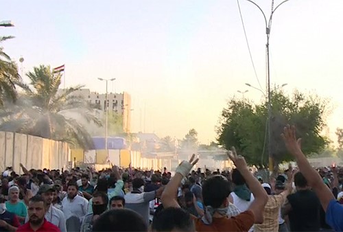 بالفيديو.. حظر التجوّل في بغداد بعد اقتحام أنصار الصدر مكتب العبادي في المنطقة الخضراء 