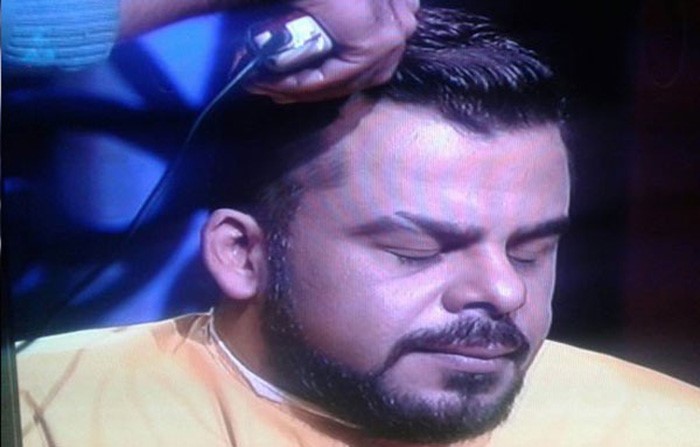 بالفيديو والصور.. الفنان الأردني منذر رياحنة يبكي ويحلق شعره على الهواء.. ما السبب؟