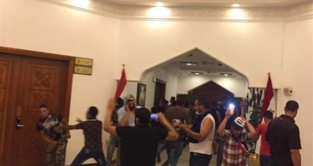 عند اقتحام مكتب رئيس الوزراء العراقي حيدر العبادي