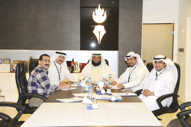 حمود الحمدان مع سكرتير تحرير الشؤون البرلمانية الزميل حسين الرمضان والزملاء سامح عبدالحفيظ وسلطان العبدان وبدر السهيل﻿