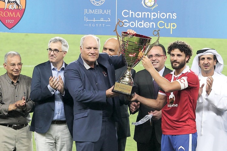 حسام غالي يتسلم كاس الصداقة