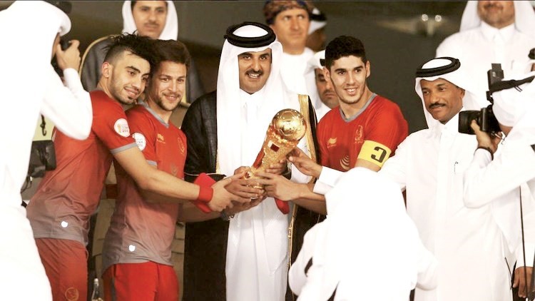 امير قطر الشيخ تميم بن حمد يسلم الكاس الى كابتن لخويا كريم بوضياف