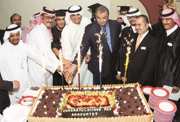 مشاركة بقطع كيكة حفل تخريج الفندقي المحترف في موفنبيك