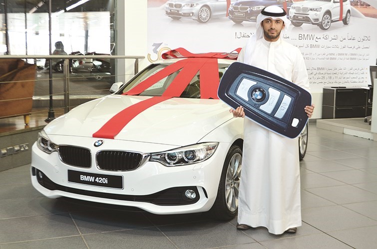 نجل عبدالله البغلي متسلما سيارة الفئة الرابعة كوبيه