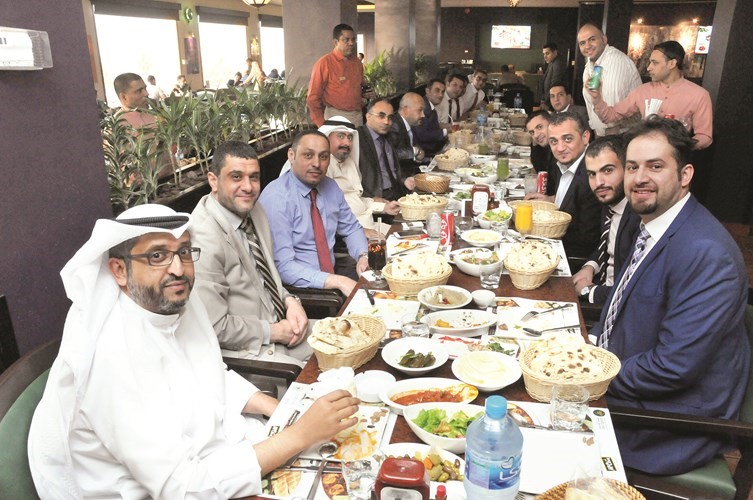 فريق عمل الراية المتحدة خلال حفل العشاء﻿