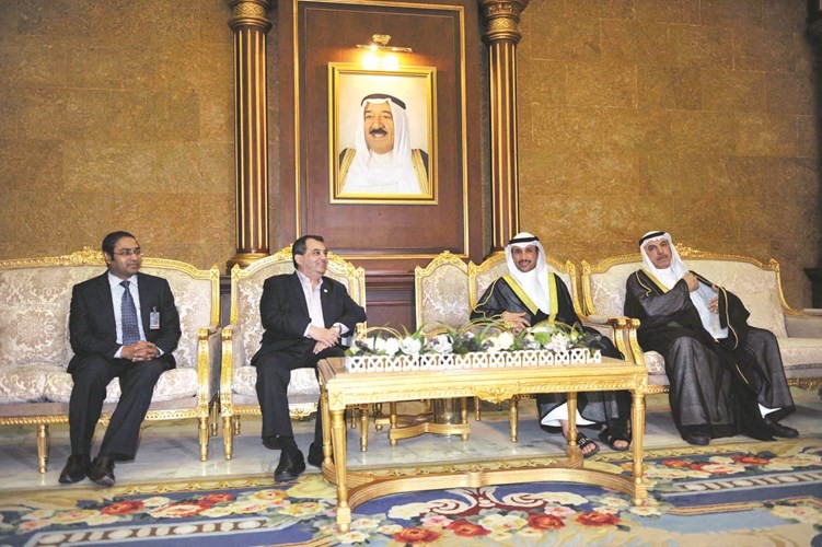 رئيس مجلس الامة مرزوق الغانم خلال استقباله حسين شودري بحضور فيصل الشايع﻿