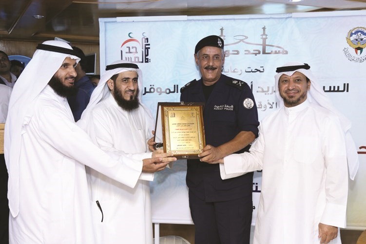 م فريد عمادي د خالد الحيص يكرمان اللواء زهير النصر الله